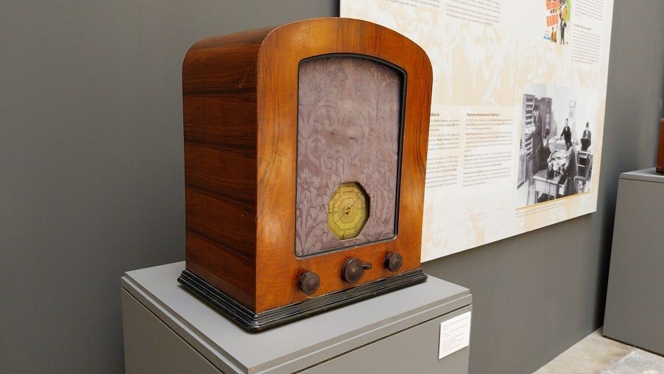 El Palacio de Cervelló repasa en una gran exposición 100 años de historia de la radio en Valencia