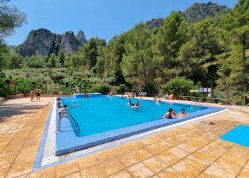 Así es la preciosa piscina de agua salada natural ubicada en un pueblo del interior de Valencia