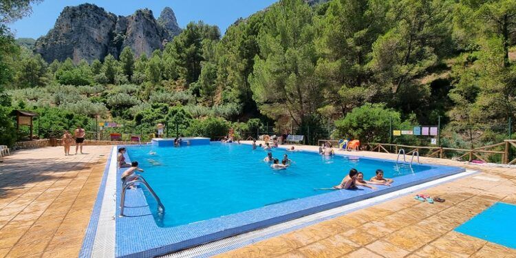 Así es la preciosa piscina de agua salada natural ubicada en un pueblo del interior de Valencia