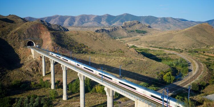 Regresa el programa Verano Joven con descuentos de hasta el 90 % para viajes en autobús y tren
