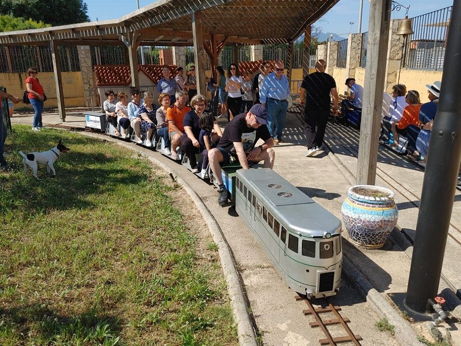 Tren a la fresca con circulaciones nocturnas de trenes jardín en el Parc del Trenet de Almoines