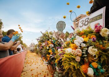 Batalla de Flores 2025 de Valencia: se lanzarán más de 1,3 millones de clavellones este domingo
