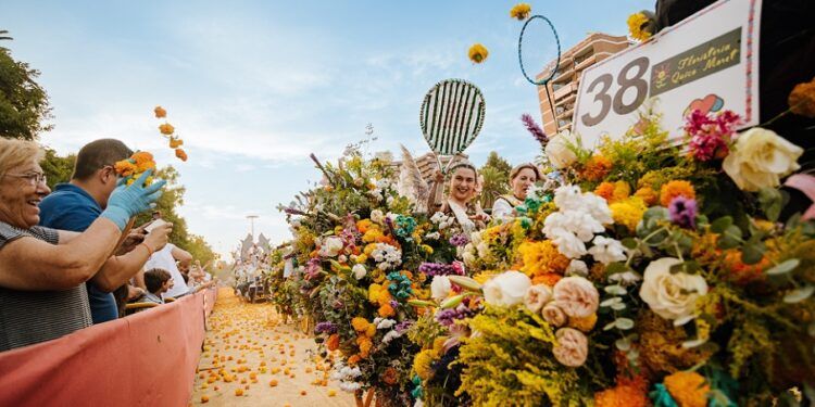 Batalla de Flores 2025 de Valencia: se lanzarán más de 1,3 millones de clavellones este domingo