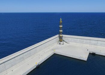 ¿Sabías que el faro de Valencia es el primero creado con materiales compuestos en su totalidad?