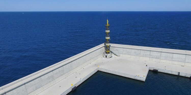 ¿Sabías que el faro de Valencia es el primero creado con materiales compuestos en su totalidad?