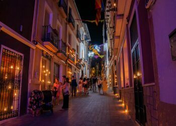 Actuaciones musicales y más de 15.000 velas iluminarán Busot en la Nit dels Ciris i Música 2025