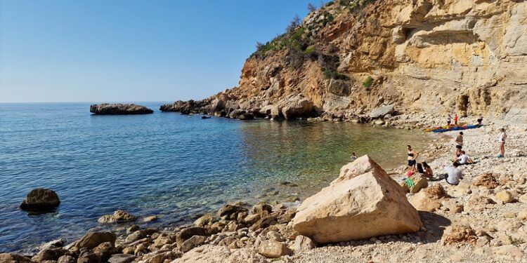 Cala Llebeig, una de las calas más salvajes y vírgenes de la costa alicantina