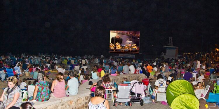 Regresa el cine de verano gratuito a las playas de 19 localidades de la provincia de Valencia
