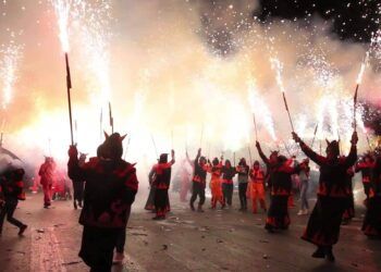 Gran correfoc y espectáculo pirotécnico frente al mar para cerrar la Gran Feria de Valencia 2025