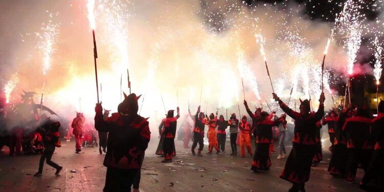 Gran correfoc y espectáculo pirotécnico frente al mar para cerrar la Gran Feria de Valencia 2025