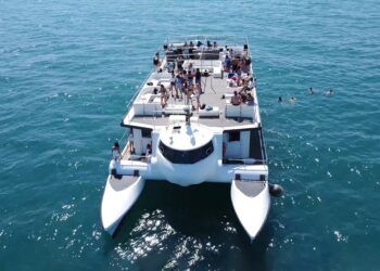 El paseo en catamarán con baño de Boramar, uno de los planes de moda este verano en Valencia