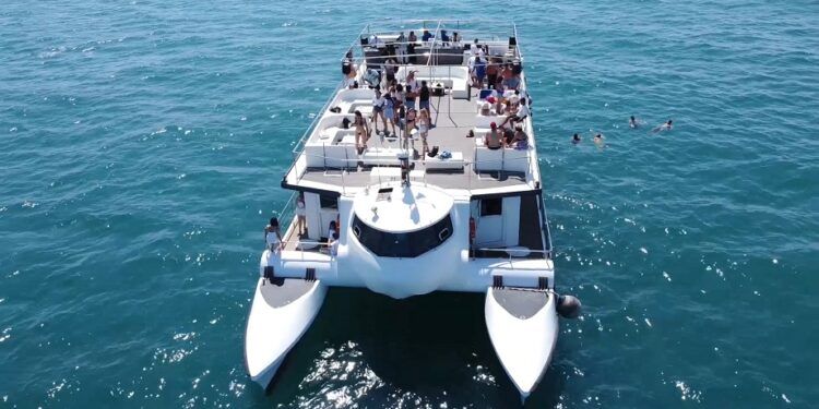 El paseo en catamarán con baño de Boramar, uno de los planes de moda este verano en Valencia