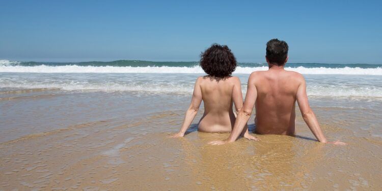 Playas de tradición naturista en Valencia: rincones de naturaleza y libertad como filosofía de vida
