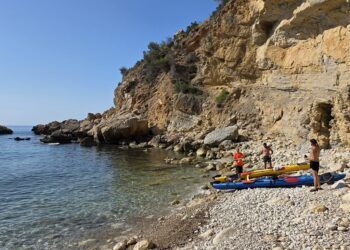 Un paseo entre acantilados por la ruta en kayak más bella de Moraira y El Poble Nou de Benitatxell