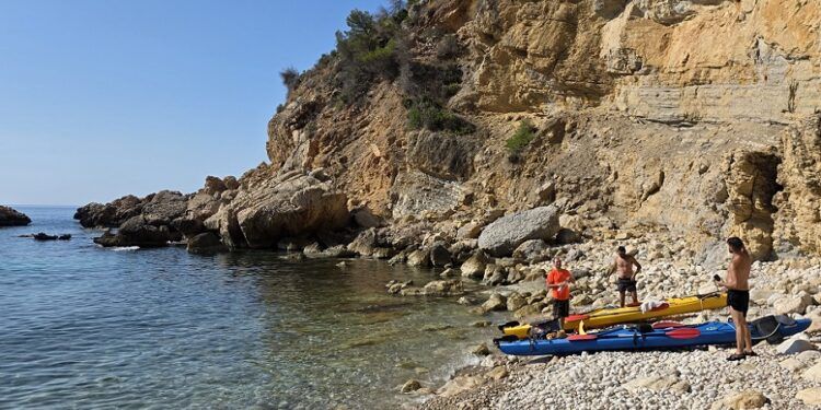 Un paseo entre acantilados por la ruta en kayak más bella de Moraira y El Poble Nou de Benitatxell