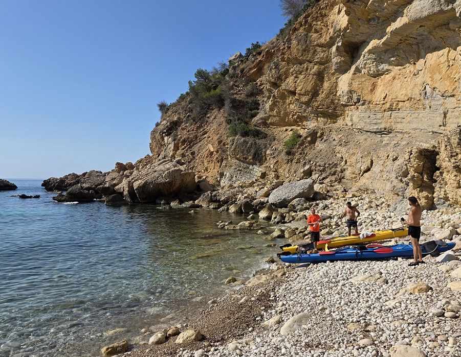 Un paseo entre acantilados por la ruta en kayak más bella de Moraira y El Poble Nou de Benitatxell