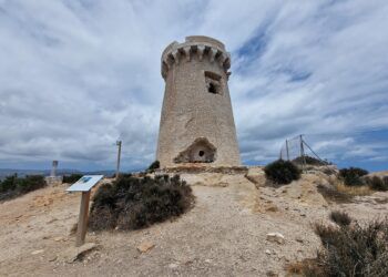 El SL-CV 51, una ruta con vistas al mar que conduce a una cueva, un yacimiento y una torre vigía