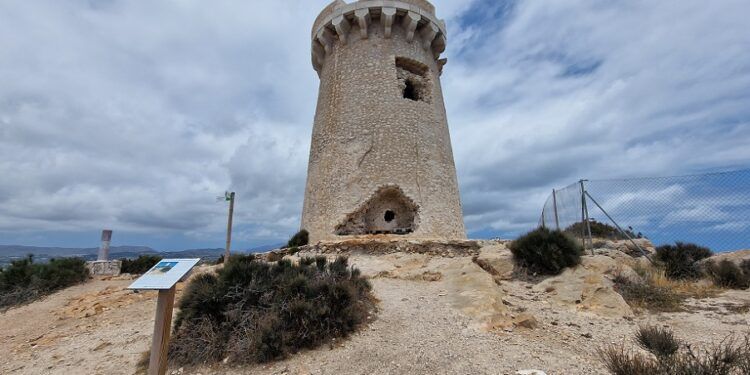 El SL-CV 51, una ruta con vistas al mar que conduce a una cueva, un yacimiento y una torre vigía