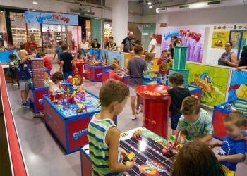 Una vuelta al cole gratuita cargada de aventuras con Superthings y Piratix en Valencia