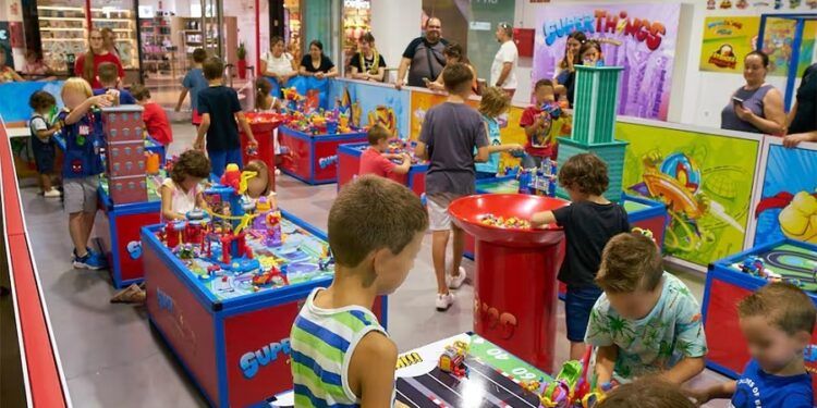 Una vuelta al cole gratuita cargada de aventuras con Superthings y Piratix en Valencia