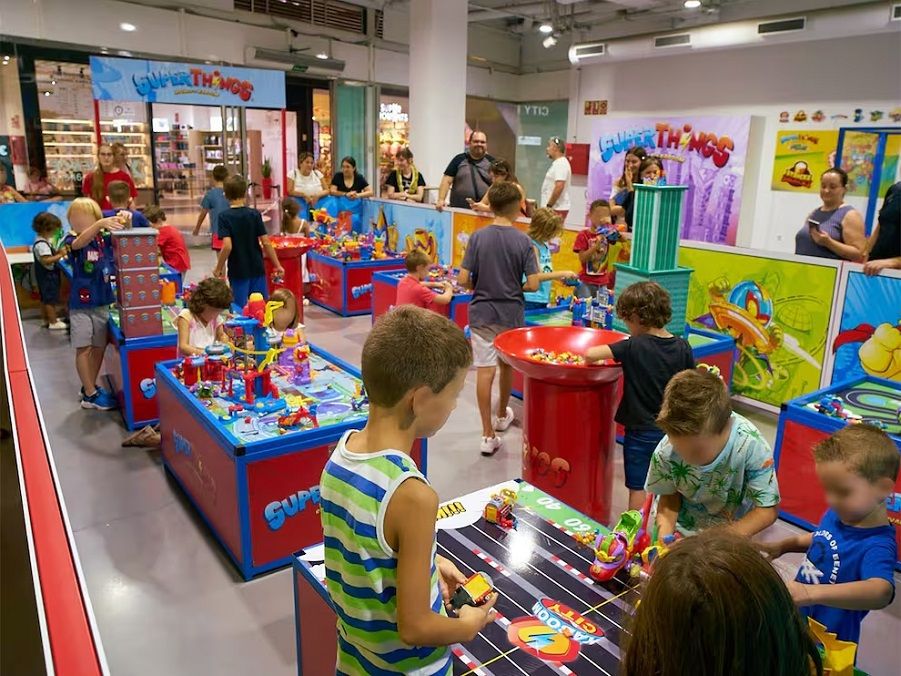 Una vuelta al cole gratuita cargada de aventuras con Superthings y Piratix en Valencia