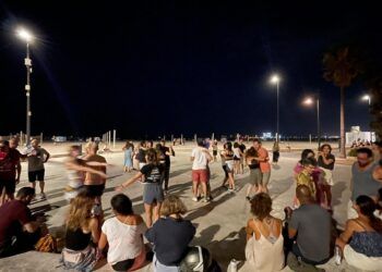 Clases gratuitas y baile social de Forró junto al mar en la playa de la Malvarrosa de Valencia