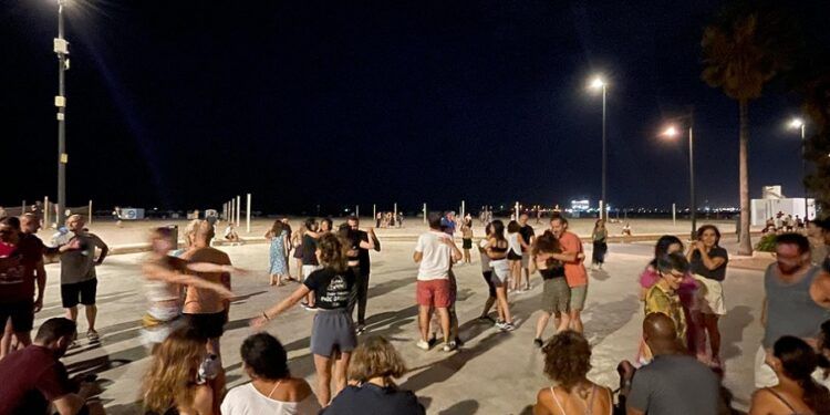 Clases gratuitas y baile social de Forró junto al mar en la playa de la Malvarrosa de Valencia
