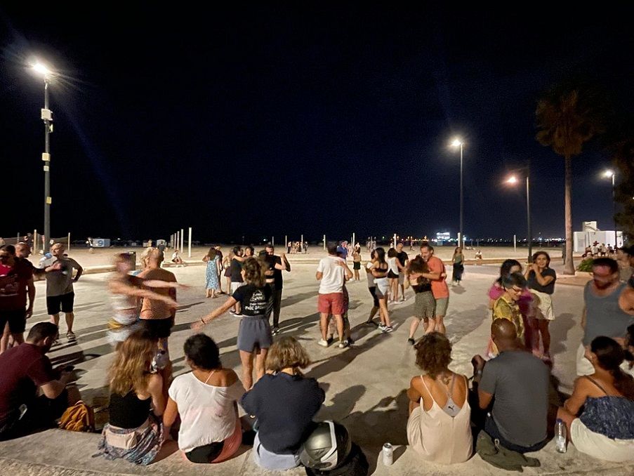 Clases gratuitas y baile social de Forró junto al mar en la playa de la Malvarrosa de Valencia