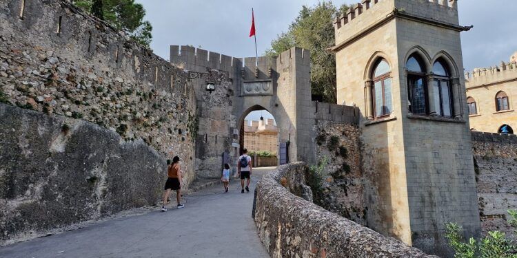 Menús especiales y gratuidad del trenet, museos y castillo en Xàtiva por el Día Mundial del Turismo
