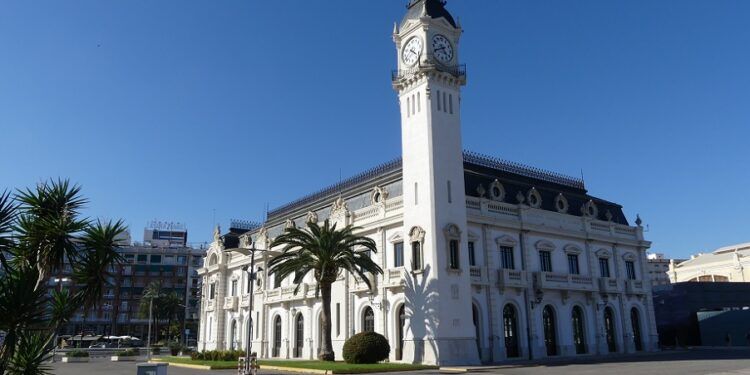 El Edificio del Reloj de Valencia acoge una exposición gratuita con objetos y recuerdos del Marítimo