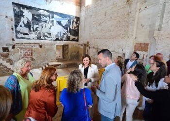 Una casa parroquial de Benifaraig que fue cine, teatro y discoteca esconde una réplica del Guernica