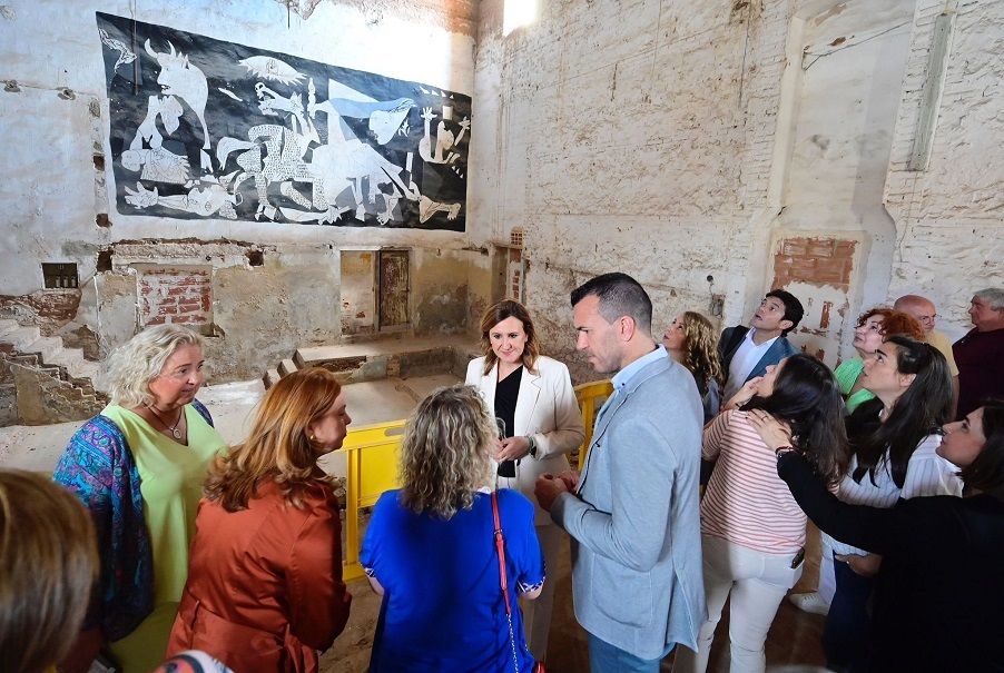 Una casa parroquial de Benifaraig que fue cine, teatro y discoteca esconde una réplica del Guernica