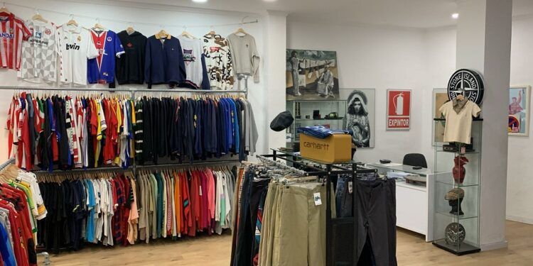 Regresa a Valencia el mercado vintage «más loco de España» con miles de prendas a 10 euros