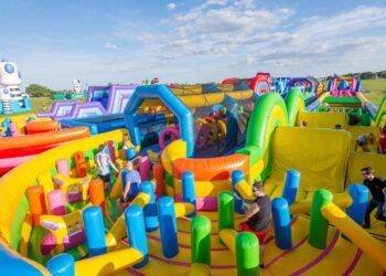 El parque hinchable más grande del mundo llega en Navidad a Valencia con una plaza navideña