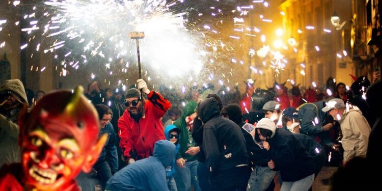 Correfoc, fiestas populares y mercado de precios justos en la Setmana Cultural de Campanar 2025