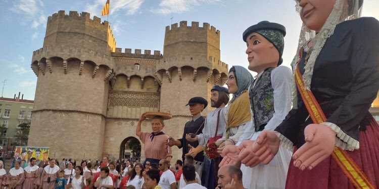 Gran encuentro de gigantes y cabezudos en Valencia con más de 200 figuras, mascletà y correfoc