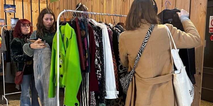 Primer mercado de segunda mano de la temporada en el barrio de Benimaclet con todo a 1€