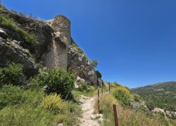 Un recorrido por Domeño Viejo, una ruta por un castillo de origen califal y un pueblo desaparecido