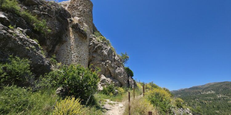 Un recorrido por Domeño Viejo, una ruta por un castillo de origen califal y un pueblo desaparecido