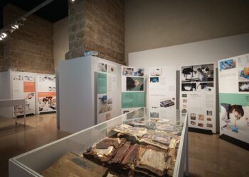 Una exposición gratuita en Valencia muestra la recuperación de fotos familiares dañadas por la riada