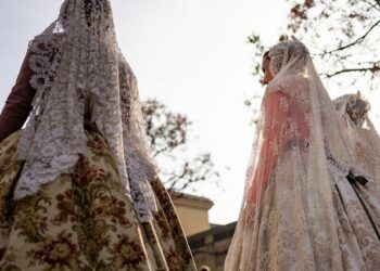 Valencia da la bienvenida a las Falleras Mayores de 2026 tras la tradicional “telefonada”