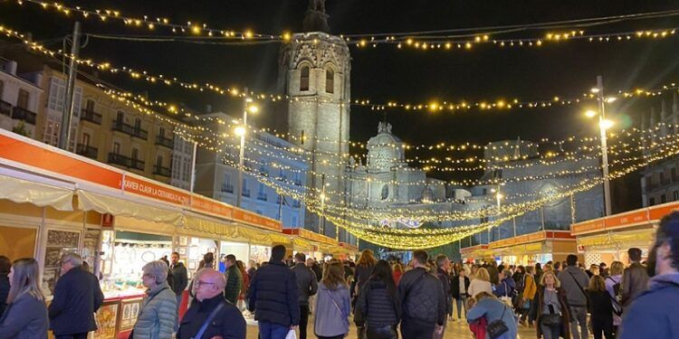 La Feria de Artesanía de Navidad de Valencia regresa a la plaza de la Reina desde esta semana