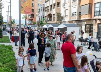 Cullera estrena su primera Fira Outlet con descuentos de hasta el 70% en comercios participantes