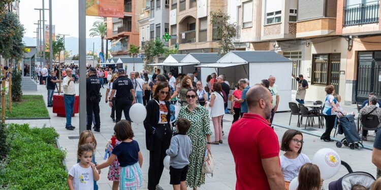 Cullera estrena su primera Fira Outlet con descuentos de hasta el 70% en comercios participantes