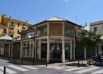 El mercado de Mossén Sorell se reinventa con mesas para degustar productos y eventos con música