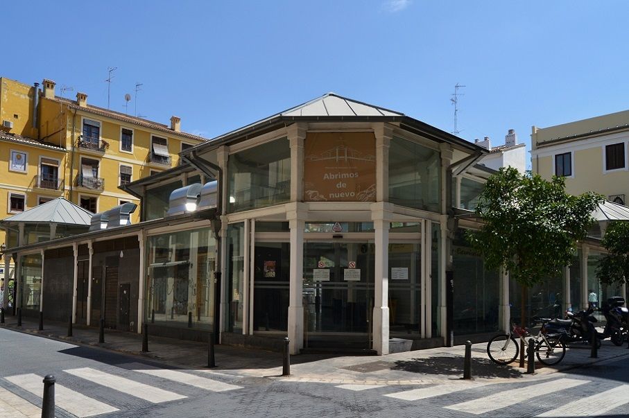 El mercado de Mossén Sorell se reinventa con mesas para degustar productos y eventos con música