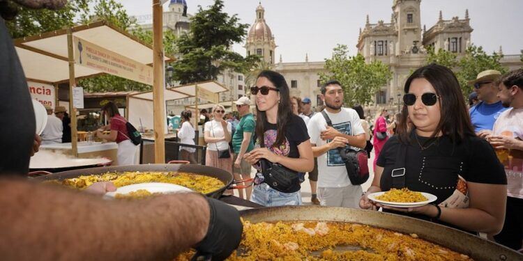 TastArròs 2025, la gran fiesta del arroz valenciano, vuelve a la plaza del Ayuntamiento de Valencia