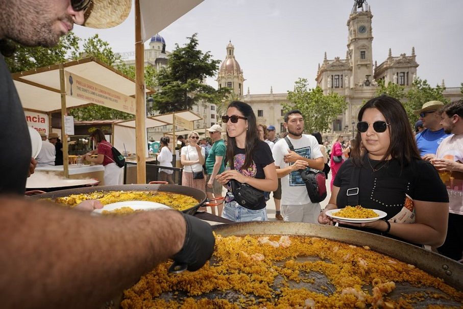 TastArròs 2025, la gran fiesta del arroz valenciano, vuelve a la plaza del Ayuntamiento de Valencia