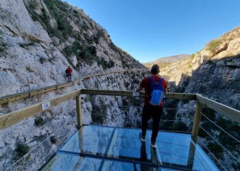 Relleu amplía su pasarela con un puente para convertirla en una ruta circular con vistas al pantano