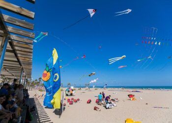 El cielo de Gandia se llenará de cometas gigantes y acrobacias por la paz mundial